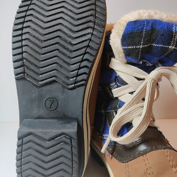 Snow Boots Womens Sz 7, Fleece Lining with Plaid Fabric padded. Waterproof Soles - Picture 4 of 7